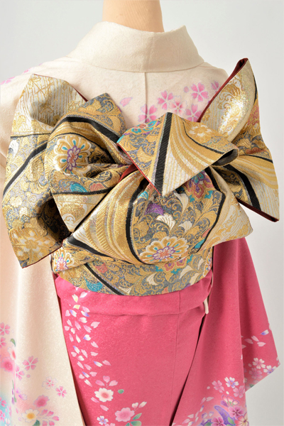 振袖［クリーム地に大小の花］