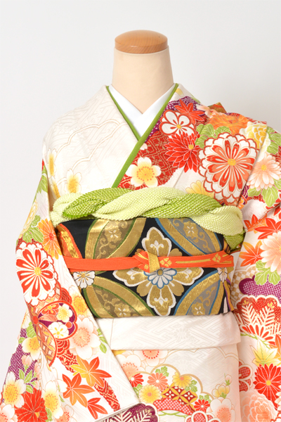 振袖[白地/松竹梅に色鮮やかな四季花]