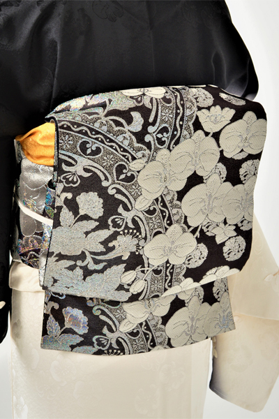 訪問着［白、黒、紫に刺繍の花］