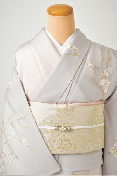 訪問着［スカイグレーと桜色に刺繍の花］