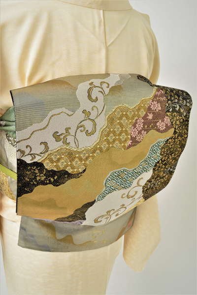 訪問着［淡い茶系に斜めの色分け］