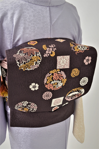 訪問着［藤鼠色に細かい柄の織込み］