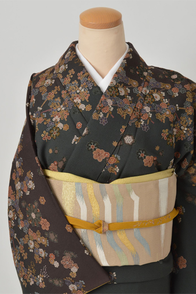 訪問着〔憲法色に刺繍で華紋の総柄〕