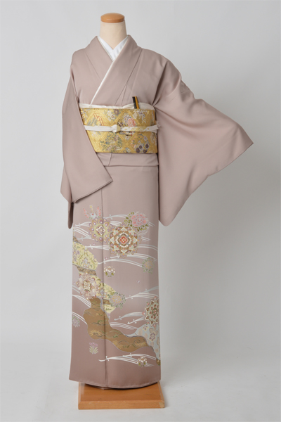 色留袖［ペルーブラウンに華紋と波模様］
