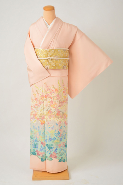 色留袖［サーモンピンクに花模様］