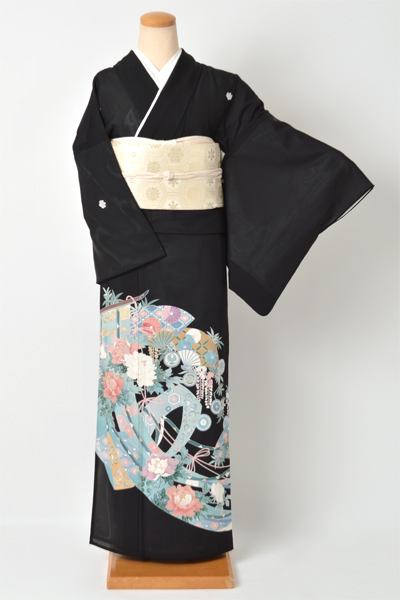 絽黒留袖[ブルーと白と赤の濃淡菊・橘]