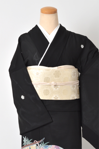 絽黒留袖[ブルーと白と赤の濃淡菊・橘]