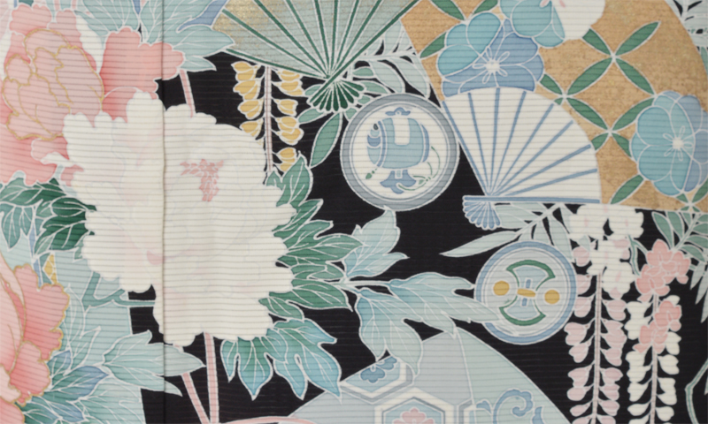 絽黒留袖[ブルーと白と赤の濃淡菊・橘]