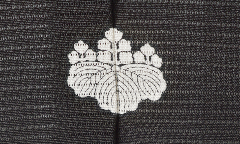 絽黒留袖[ブルーと白と赤の濃淡菊・橘]