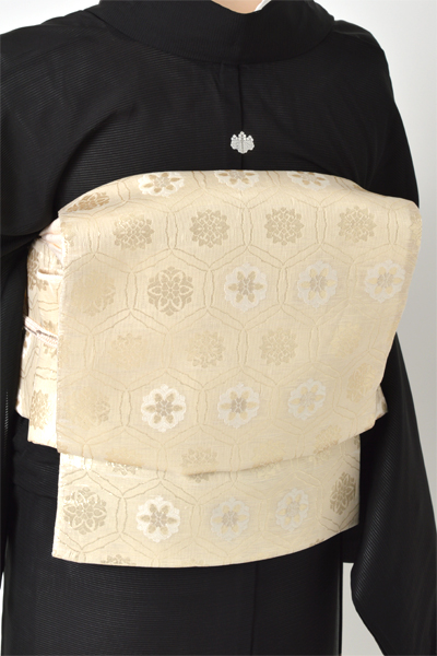 絽黒留袖[ブルーと白と赤の濃淡菊・橘]