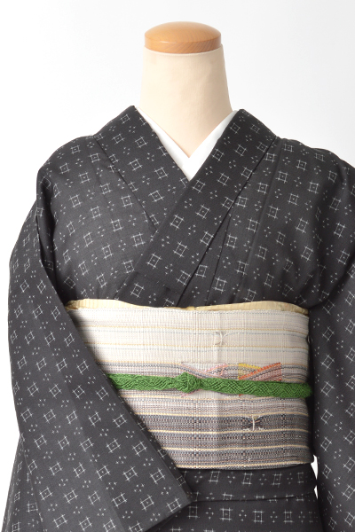 小紋[黒色地に井桁絣]
