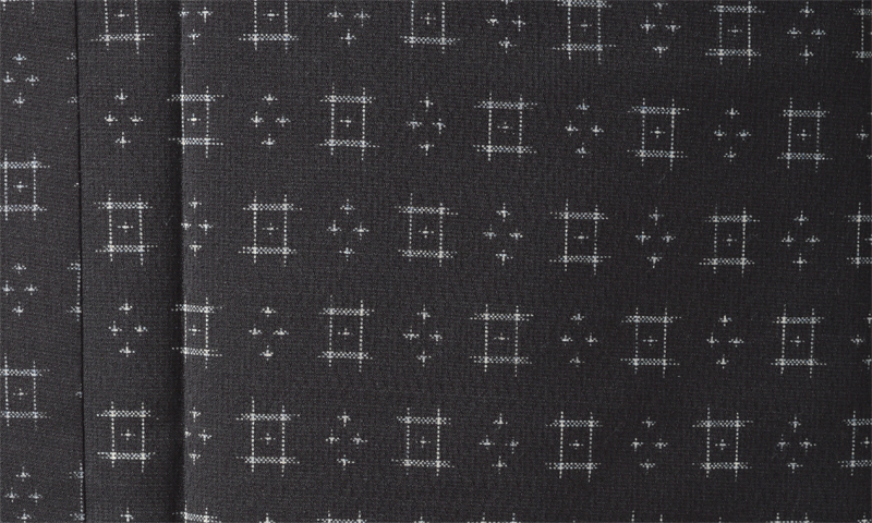 小紋[黒色地に井桁絣]