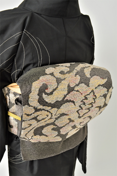 紬訪問着［黒地に刺し子風の流線模様］