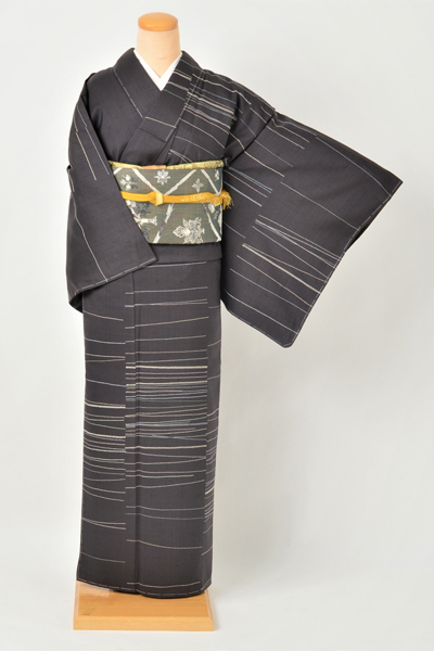 紬訪問着［黒地に刺し子風の横線模様］