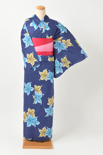 浴衣［紺地に淡いブルーと黄色の花］