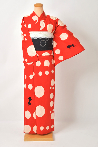 浴衣［tsumori　chisato 赤地に円と金魚］