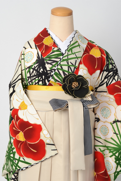 卒業袴［中村里砂・鳥の子色地の椿模様］