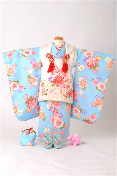 三歳被布セット(水色の着物、白い被布・鮮やかな花)