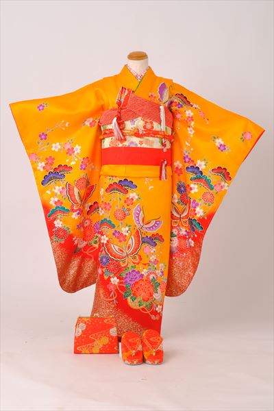 七歳祝着(山吹色に赤のボカシ地・桜、老松、蝶)