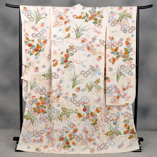 振袖(白地・七宝、草花)