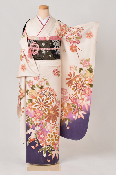 振袖［クリーミ色と花薬玉］