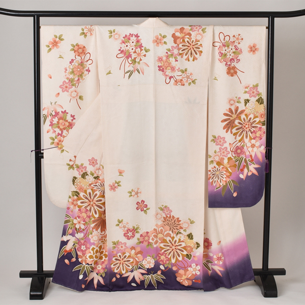 振袖［クリーミ色と花薬玉］