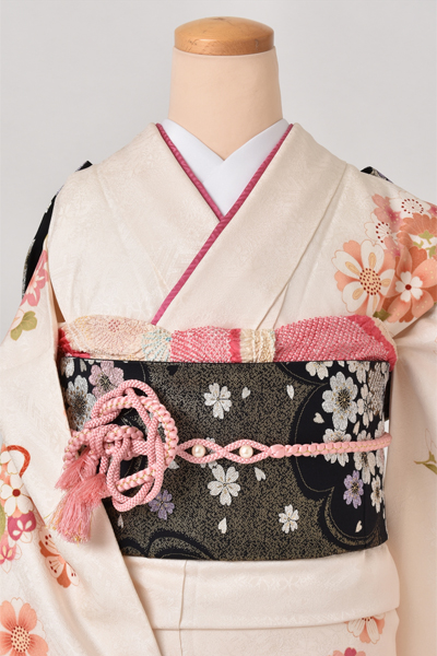 振袖［クリーミ色と花薬玉］