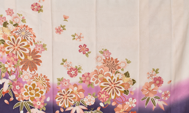 振袖［クリーミ色と花薬玉］