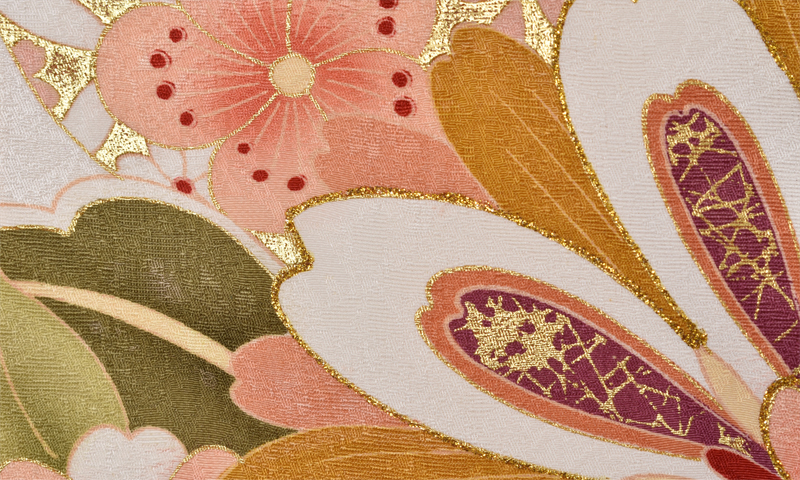 振袖［クリーミ色と花薬玉］
