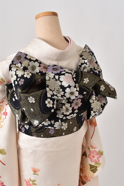 振袖［クリーミ色と花薬玉］