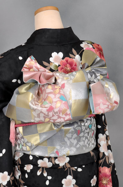 振袖(黒地・ピンクと白の花)