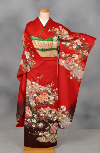 振袖(落ち着いた赤地・雲取りに花)