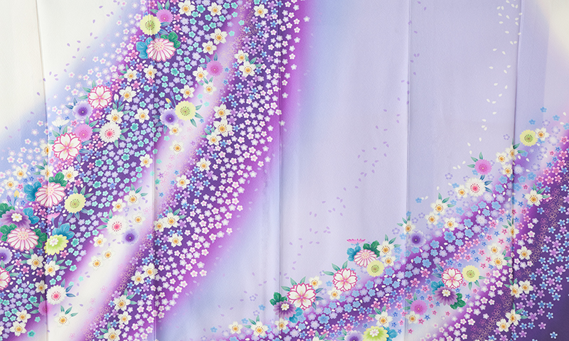 振袖(白地に紫のボカシ地・花々)