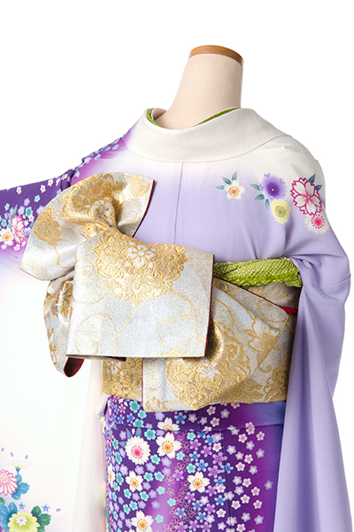 振袖(白地に紫のボカシ地・花々)