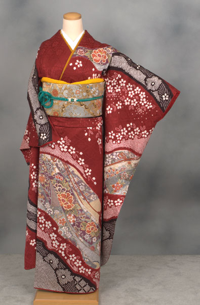 振袖(深紅地・絞りの花々)