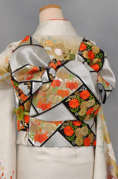 振袖(白の紗綾形地・花々)