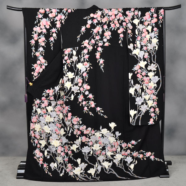 振袖(黒地・しだれ桜と木蓮)