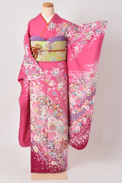 振袖[ピンク色に大小花々]