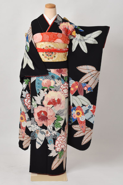 振袖[黒色ちりめん地に牡丹]