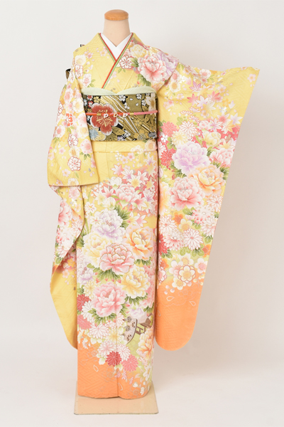 振袖[大輪の牡丹と花々]