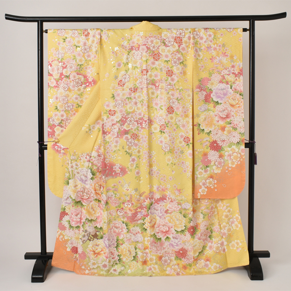 振袖[大輪の牡丹と花々]