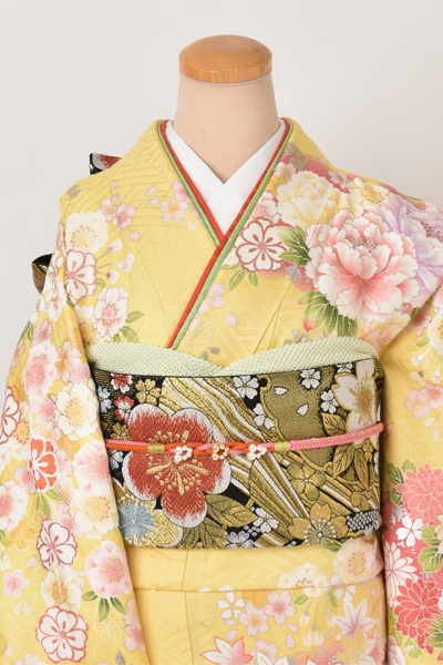 振袖[大輪の牡丹と花々]