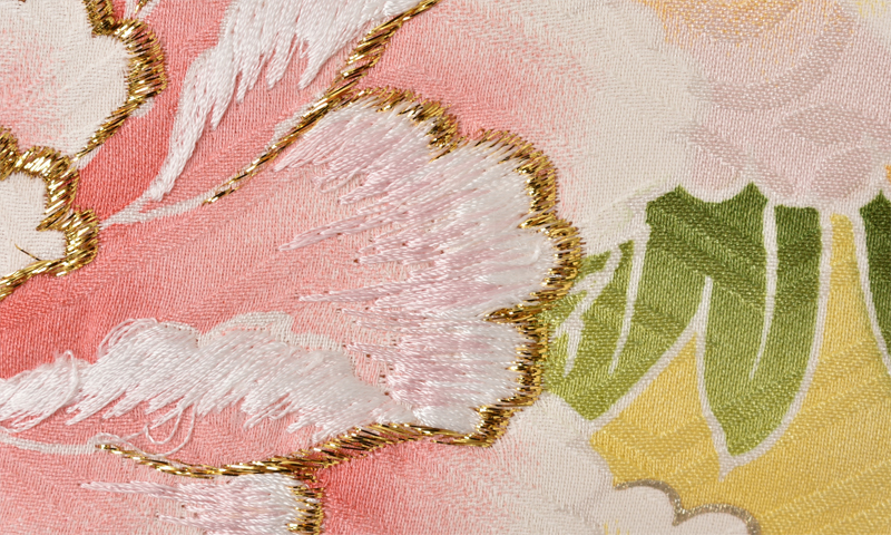 振袖[大輪の牡丹と花々]