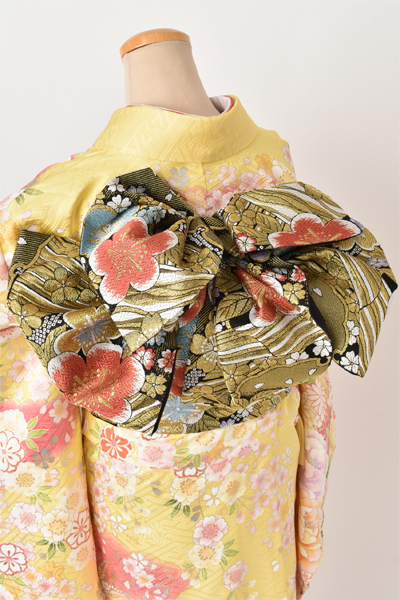 振袖[大輪の牡丹と花々]