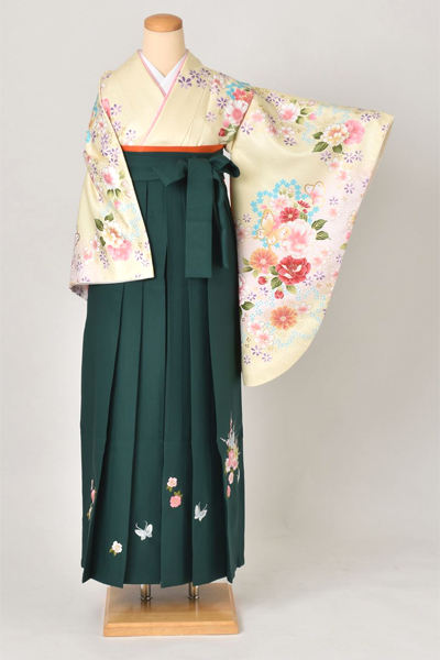 卒業袴(クリーム地・花々着物/緑地蝶々刺繍袴)