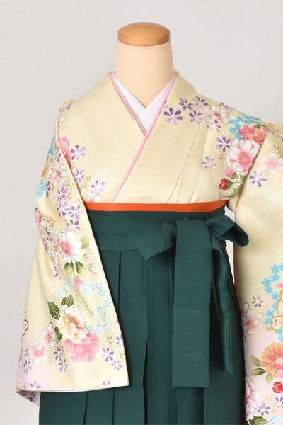 卒業袴(クリーム地・花々着物/緑地蝶々刺繍袴)