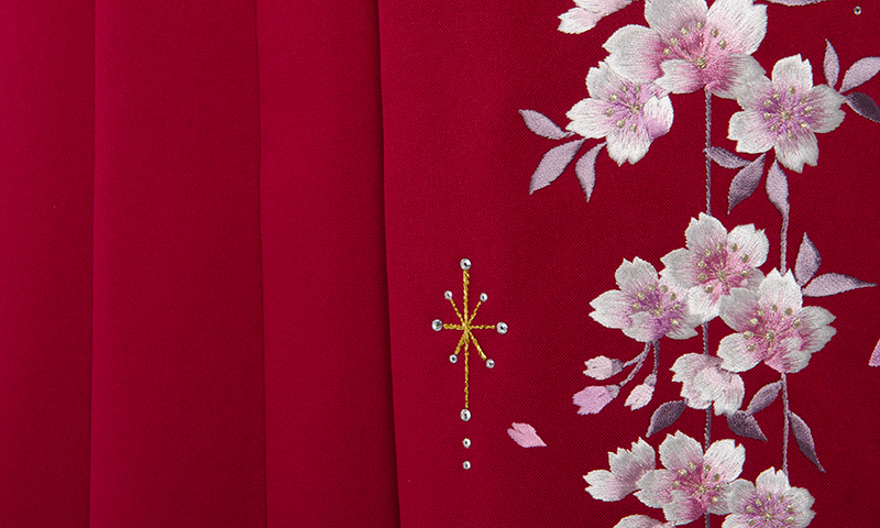 卒業袴(クリーム、藤色ボカシ地・花々着物/エンジ桜刺繍袴)