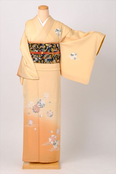 訪問着[優しいクリーム地に花輪模様]