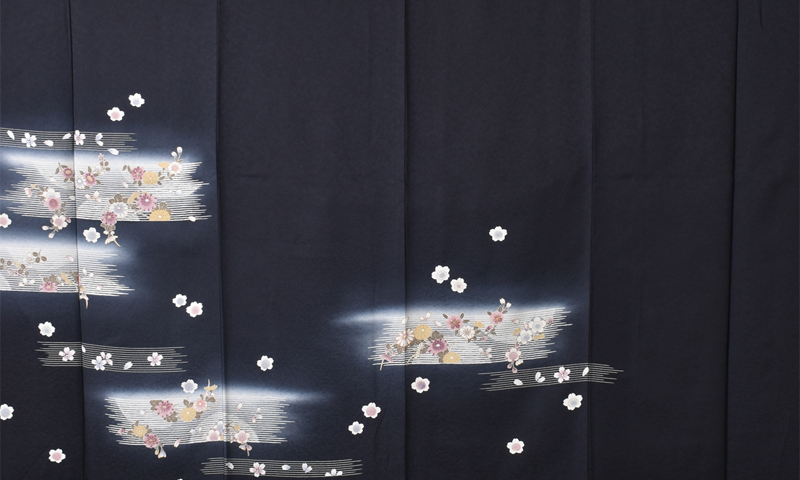 訪問着［黒地に花々］