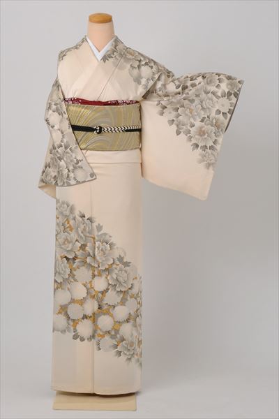 訪問着[生成り色に華やかな牡丹と菊]